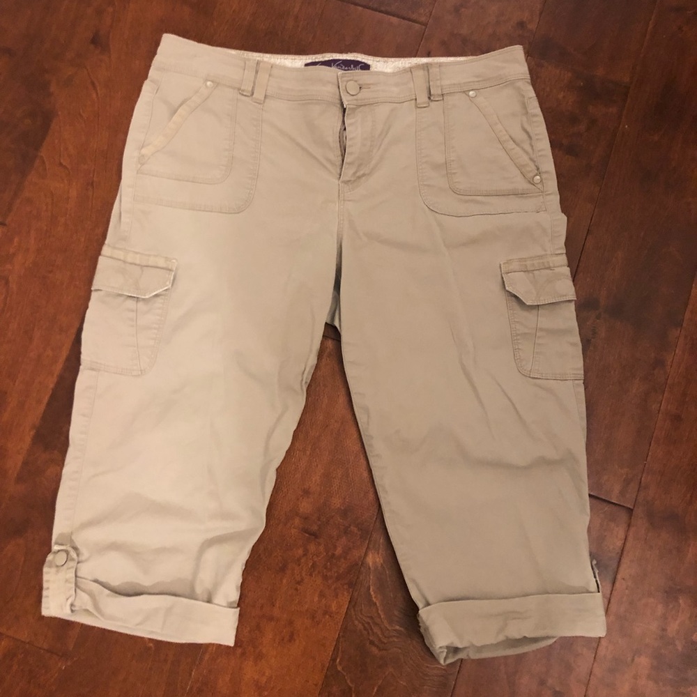 Size 12P Gloria Vanderbilt Khaki Capris
